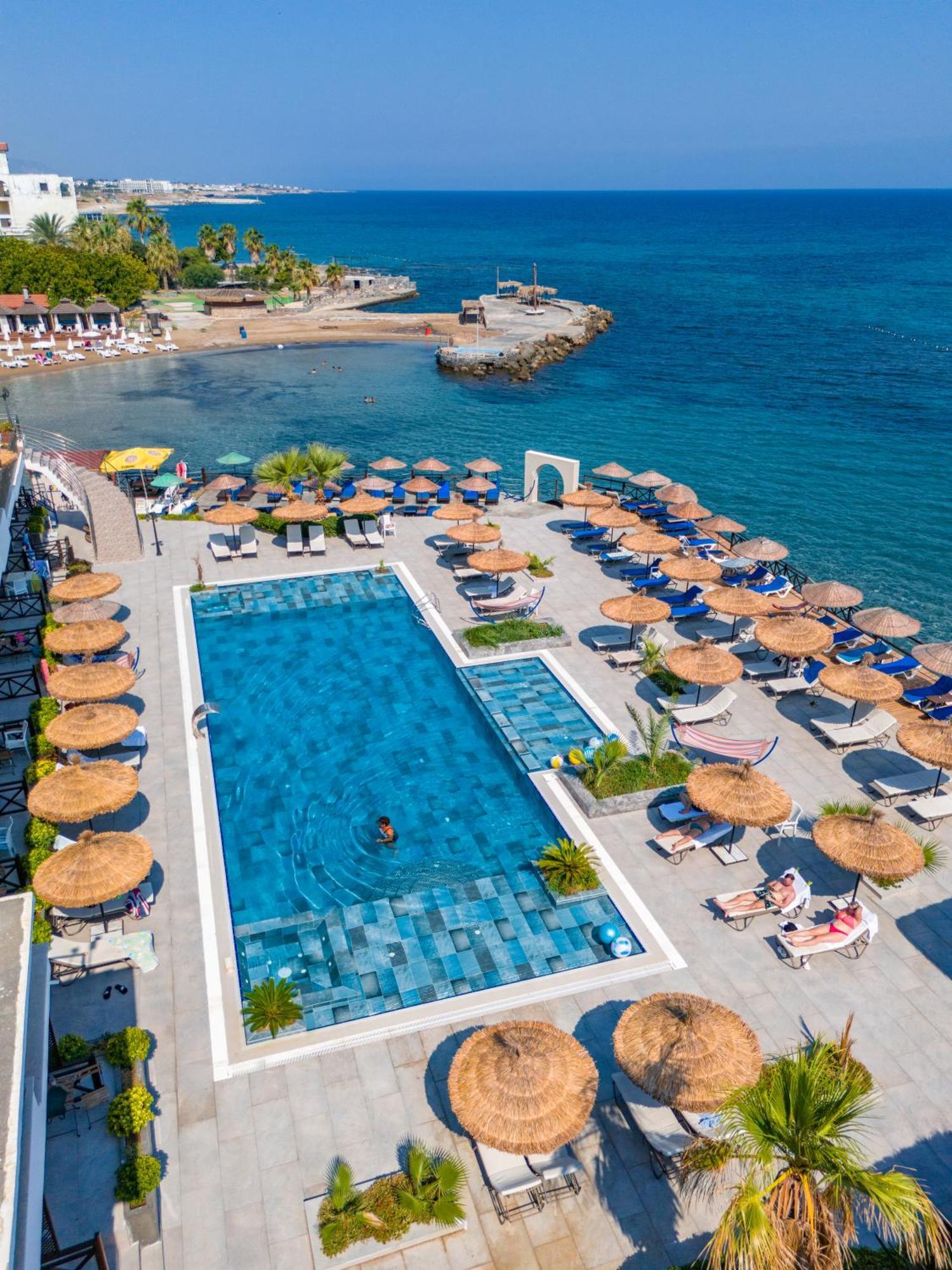 Manolya Hotel Lapithos  Exterior photo